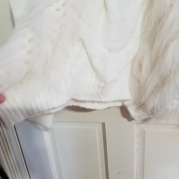 White Faux Fur 3/4 sleeve sweater loose fit women size Medium  147) - Picture 5 of 7